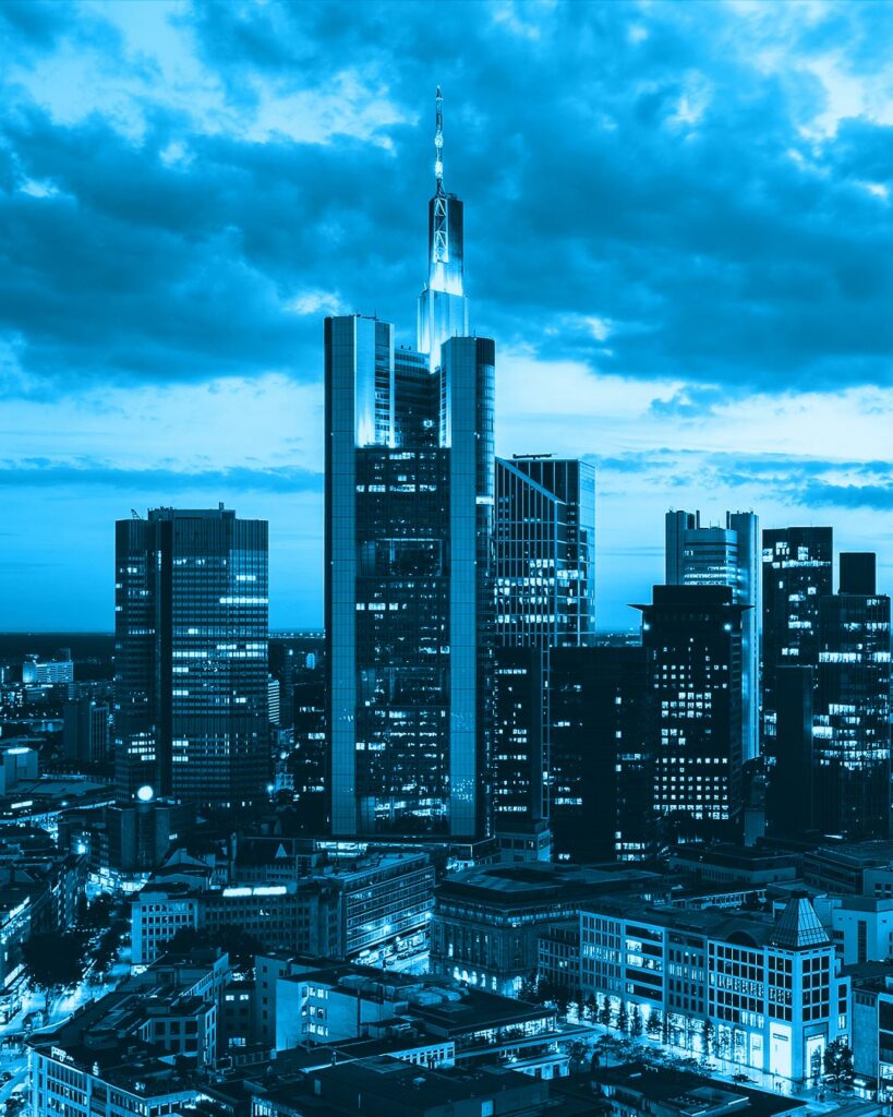 Vorschaubild Finanzdienstleister. Man sieht die Frankfurter Skyline in einem blauen Duplex-Stil.