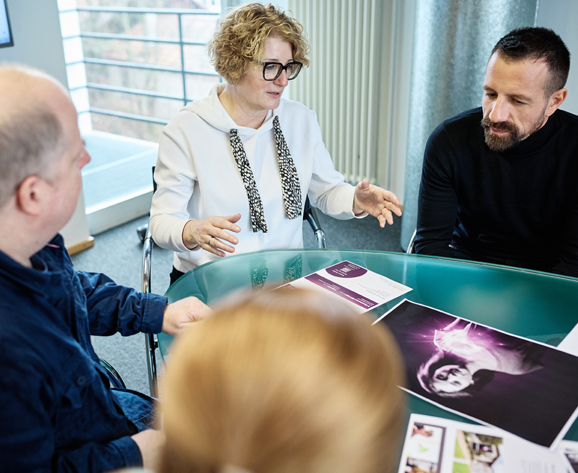 Die novahelden in einem Kreativ-Meeting.