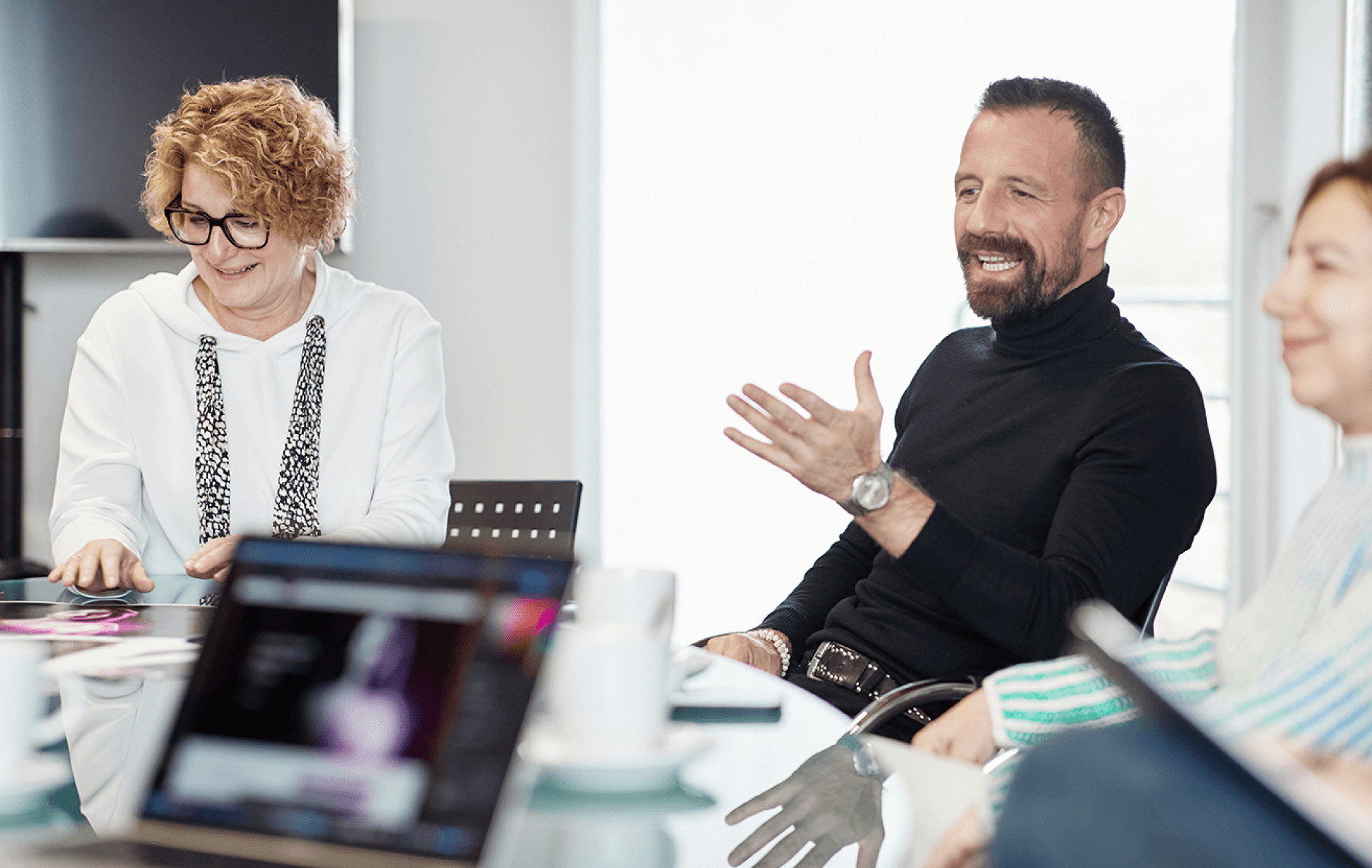 Das novahelden Team bei einer Team-Besprechung.