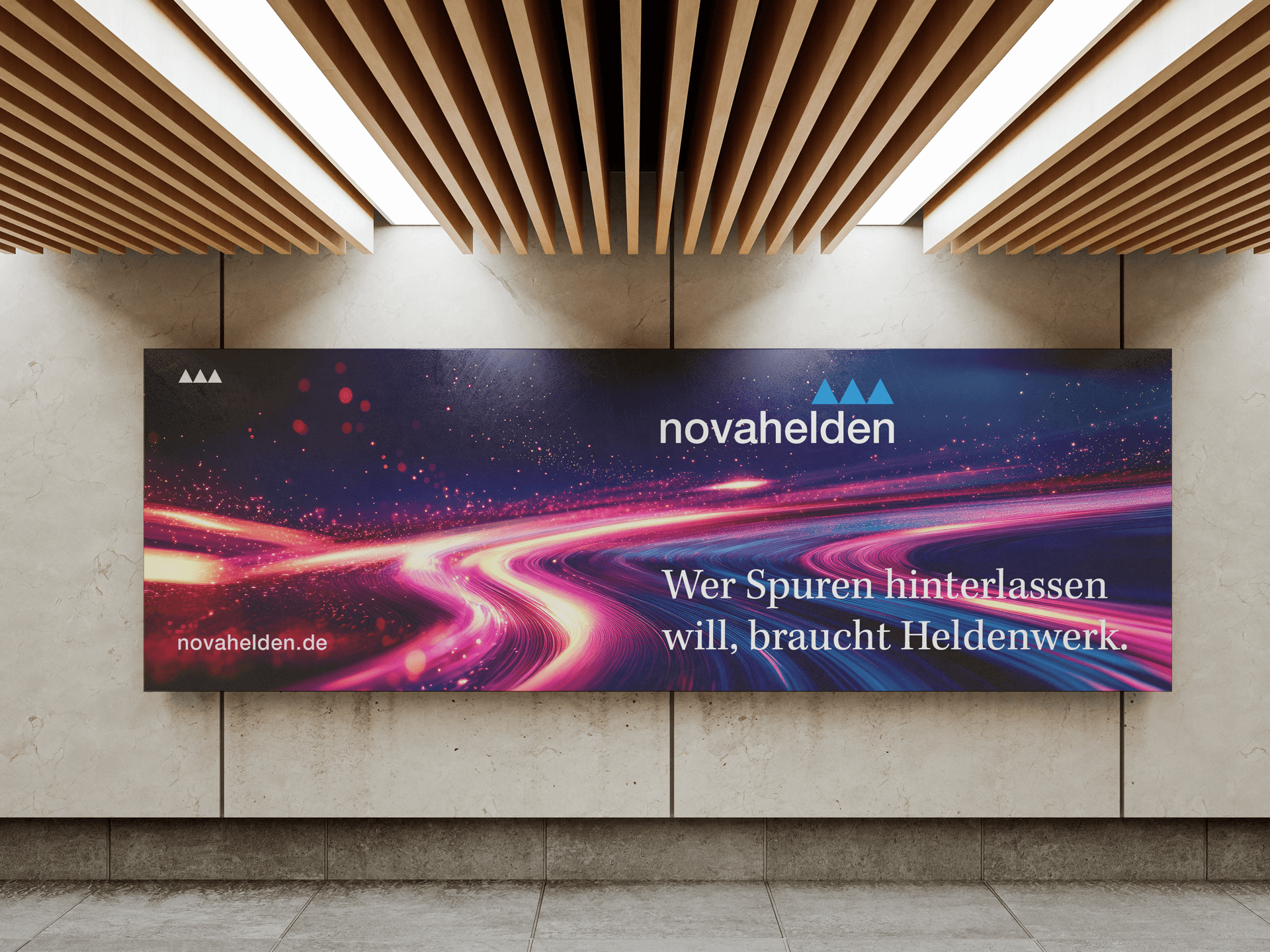 Plakat der novahelden in einem Bahnhof.